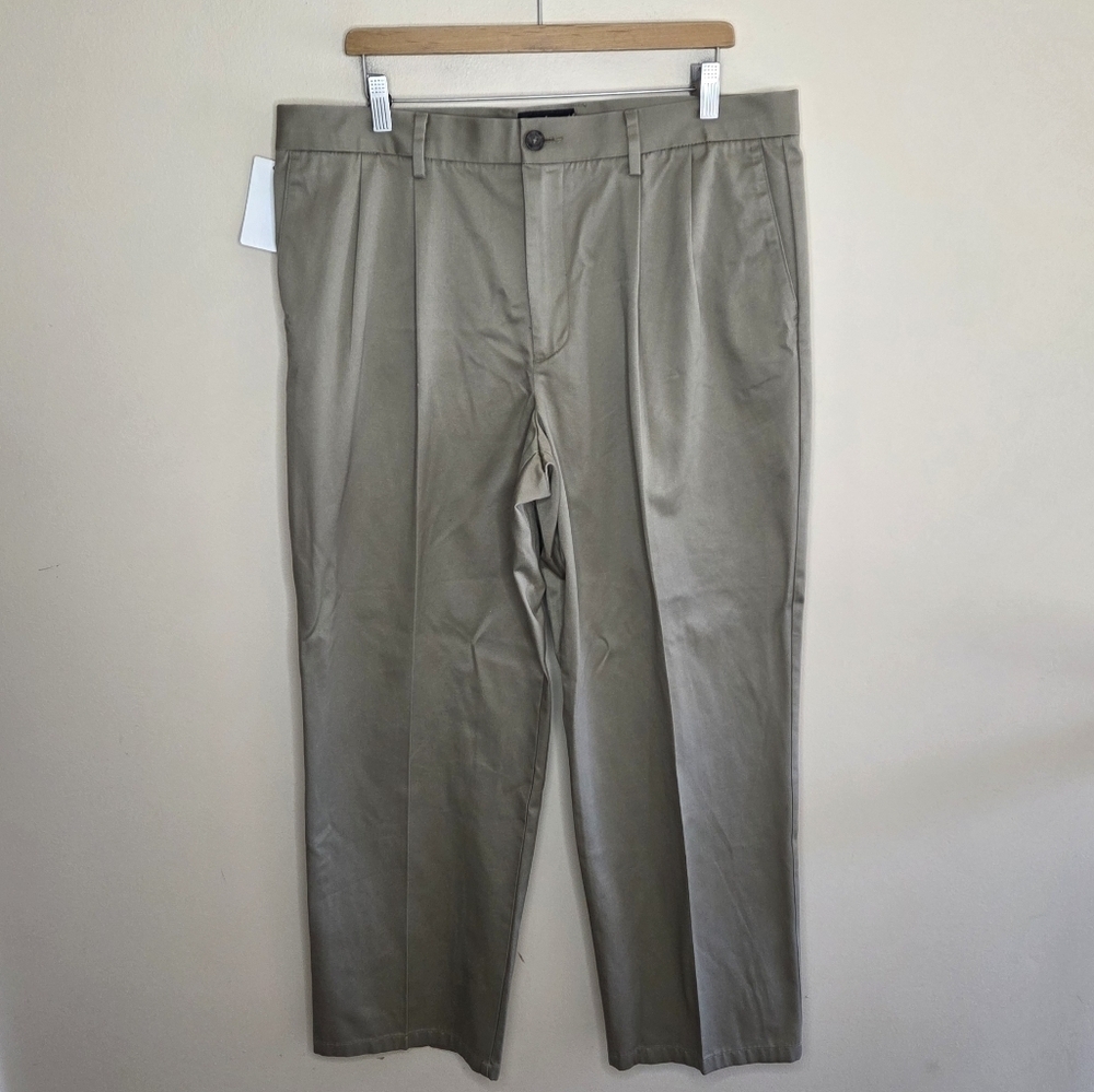 NWT Dockers | Tan Classic Fit Signature Khaki Pleated Pants Size 38